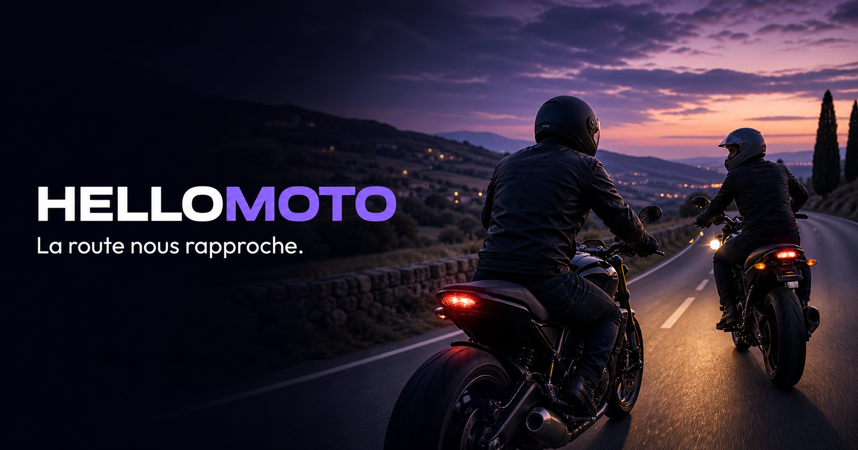 Deux motards roulant ensemble sur une route au coucher du soleil, avec le message HelloMoto — La route nous rapproche.